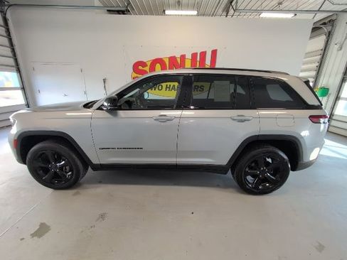Used 2023 Jeep Grand Cherokee Altitude AWD/4WD image 2