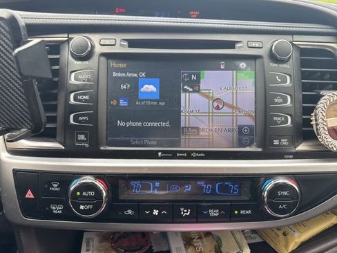 Used 2018 Toyota Highlander Limited Platinum AWD/4WD image 11