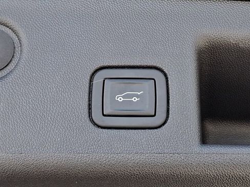 Used 2023 Chevrolet Equinox Premier AWD/4WD image 32
