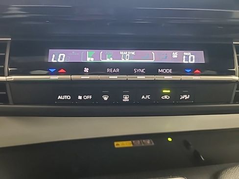 Used 2026 Toyota Sienna LE FWD image 38