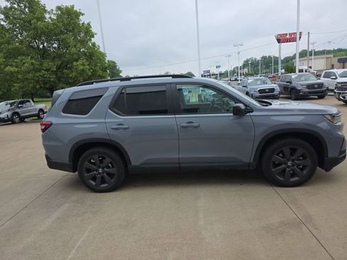 Used 2025 Honda Pilot Sport image 6