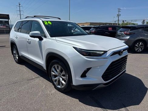 Used 2024 Toyota Grand Highlander AWD image 3