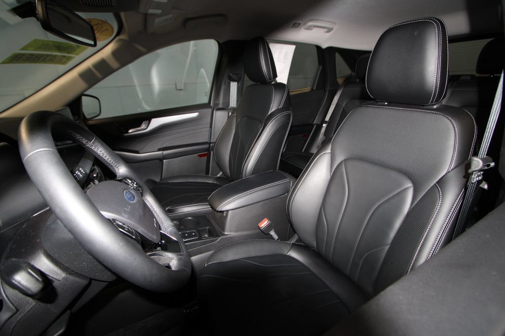 Used 2025 Ford Escape SE w/ PHEV Premium Package FWD image 4