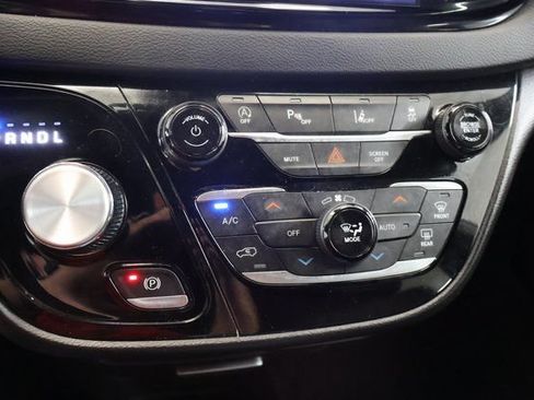 Used 2025 Chrysler Pacifica Select FWD image 18