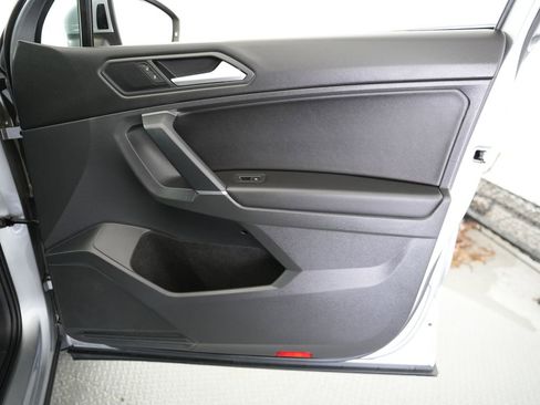Used 2020 Volkswagen Tiguan SE image 49