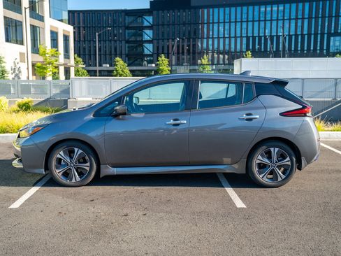 Used 2022 Nissan Leaf SV FWD image 2