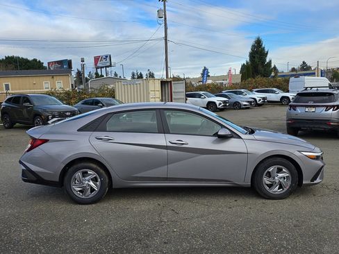 Certified 2025 Hyundai Elantra SE FWD image 8