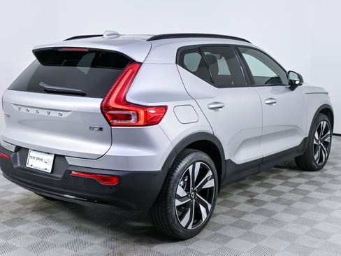 Used 2025 Volvo XC40 B5 Plus image 29