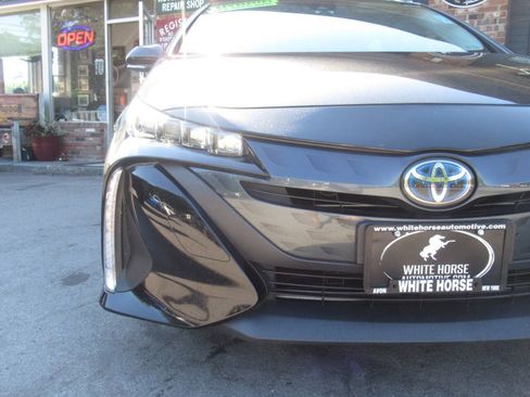 Used 2021 Toyota Prius Prime LE FWD image 3