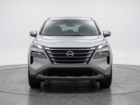 Used 2025 Nissan Rogue SV FWD image 2
