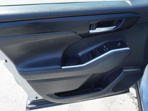 Used 2021 Toyota Highlander XLE AWD/4WD image 18