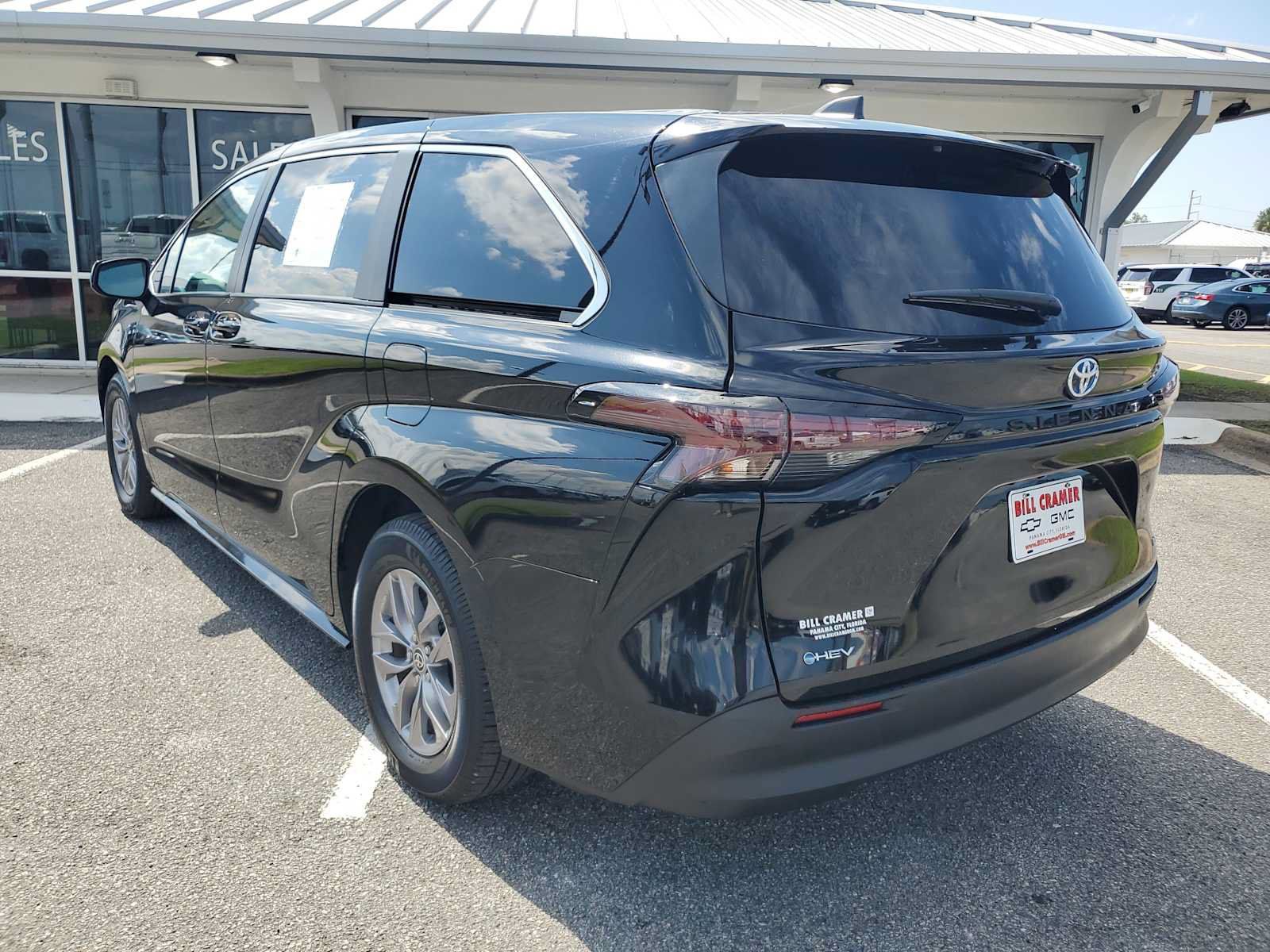Used 2025 Toyota Sienna LE FWD image 3