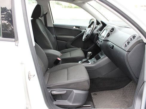 Used 2017 Volkswagen Tiguan Limited w/ Premium Package FWD image 18