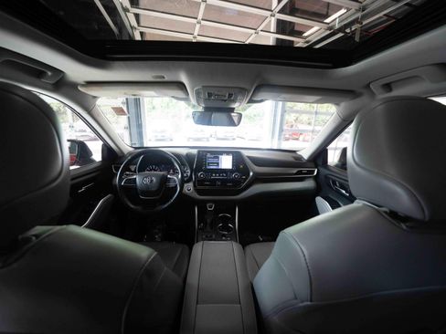 Used 2020 Toyota Highlander XLE AWD/4WD image 19