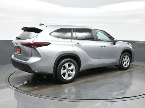 Used 2024 Toyota Highlander LE image 6