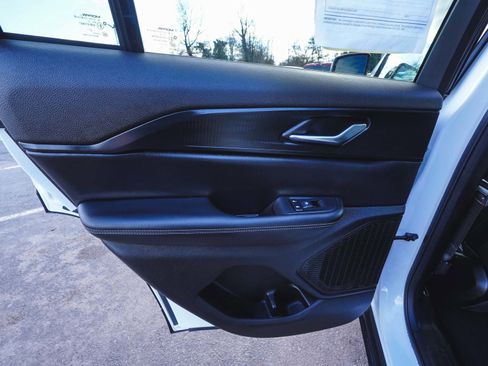 Used 2024 Jeep Grand Cherokee Altitude image 11