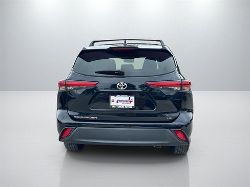 Used 2023 Toyota Highlander LE image 6