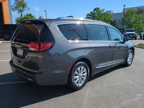 Used 2019 Chrysler Pacifica Touring-L FWD image 4