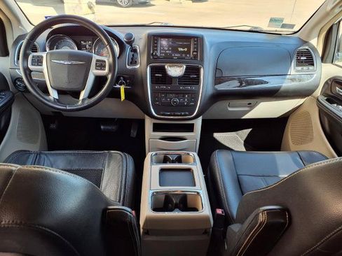 Used 2014 Chrysler Town & Country Touring FWD image 4