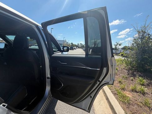 Used 2023 Jeep Grand Cherokee Overland AWD/4WD image 58