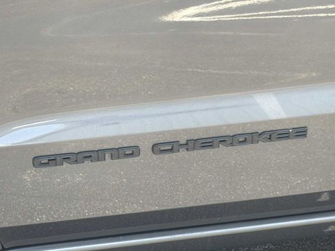 Used 2020 Jeep Grand Cherokee Altitude AWD/4WD image 31
