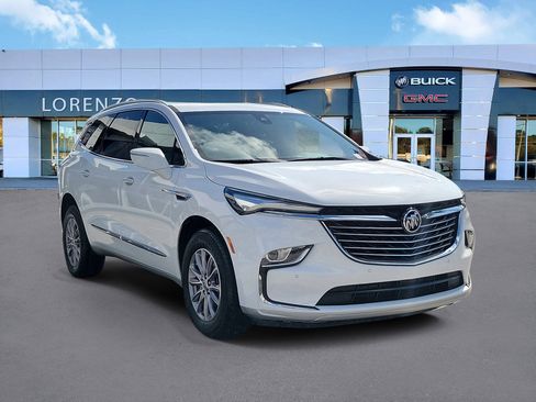 Used 2023 Buick Enclave Essence image 3