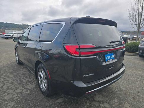 Used 2024 Chrysler Pacifica Limited image 3