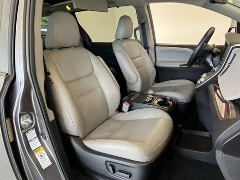 Used 2016 Toyota Sienna Limited Premium image 39