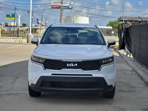 Used 2023 Kia Sorento LX FWD image 2