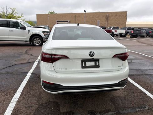 Used 2024 Volkswagen Jetta SE w/ Panoramic Sunroof Package FWD image 5