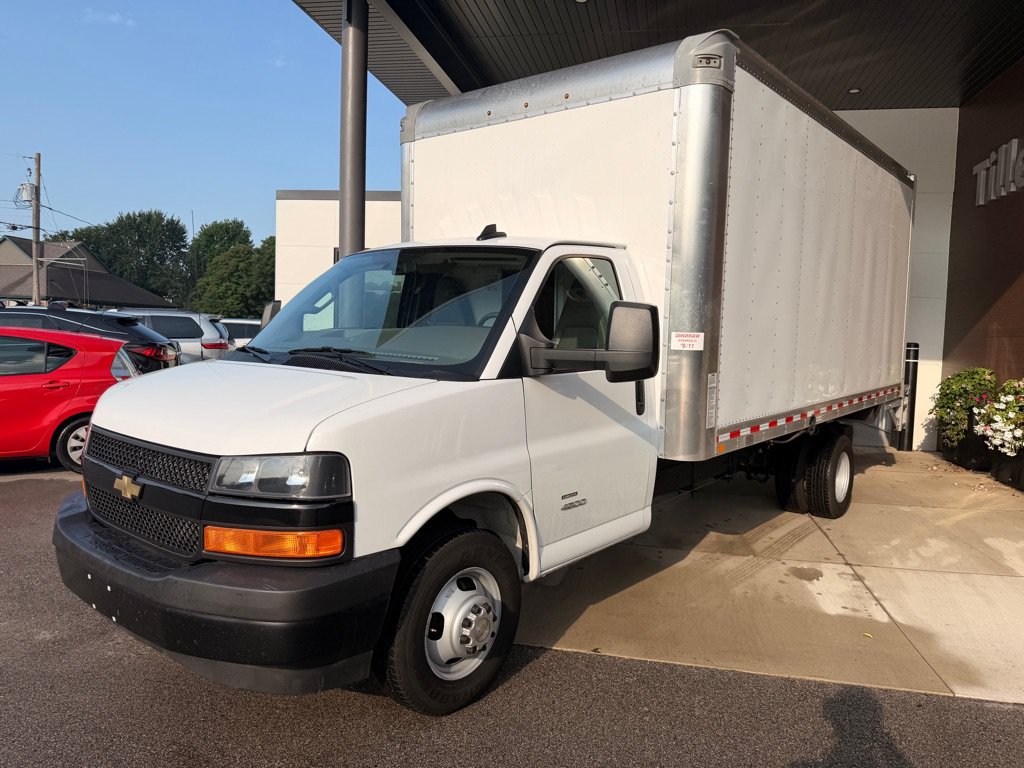 Used 2025 Chevrolet Express 4500 Extended w/ Power Convenience Package RWD image 3