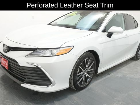 Used 2023 Toyota Camry XLE w/ Navigation Package image 3