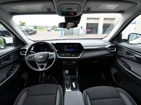 Used 2024 Chevrolet TrailBlazer LT w/ LT Cold Weather Package FWD image 3