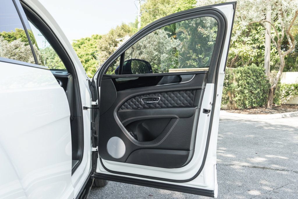 Used 2022 Bentley Bentayga AWD/4WD image 32