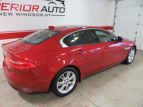 Used 2017 Jaguar XE Premium image 4