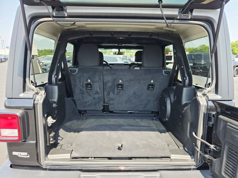 Used 2020 Jeep Wrangler Unlimited Sahara AWD/4WD image 15