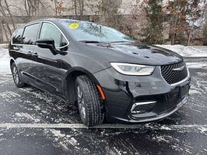 Used 2024 Chrysler Pacifica Select