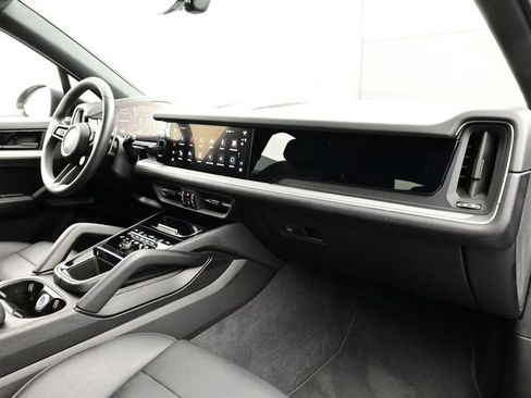 Certified 2025 Porsche Cayenne AWD/4WD image 17