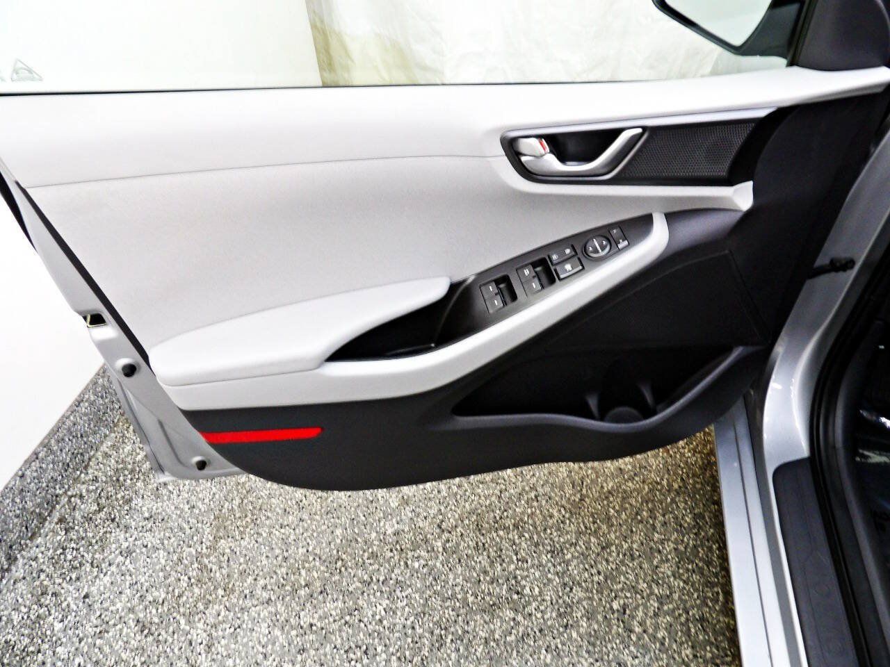 Used 2020 Hyundai Ioniq Blue FWD image 7