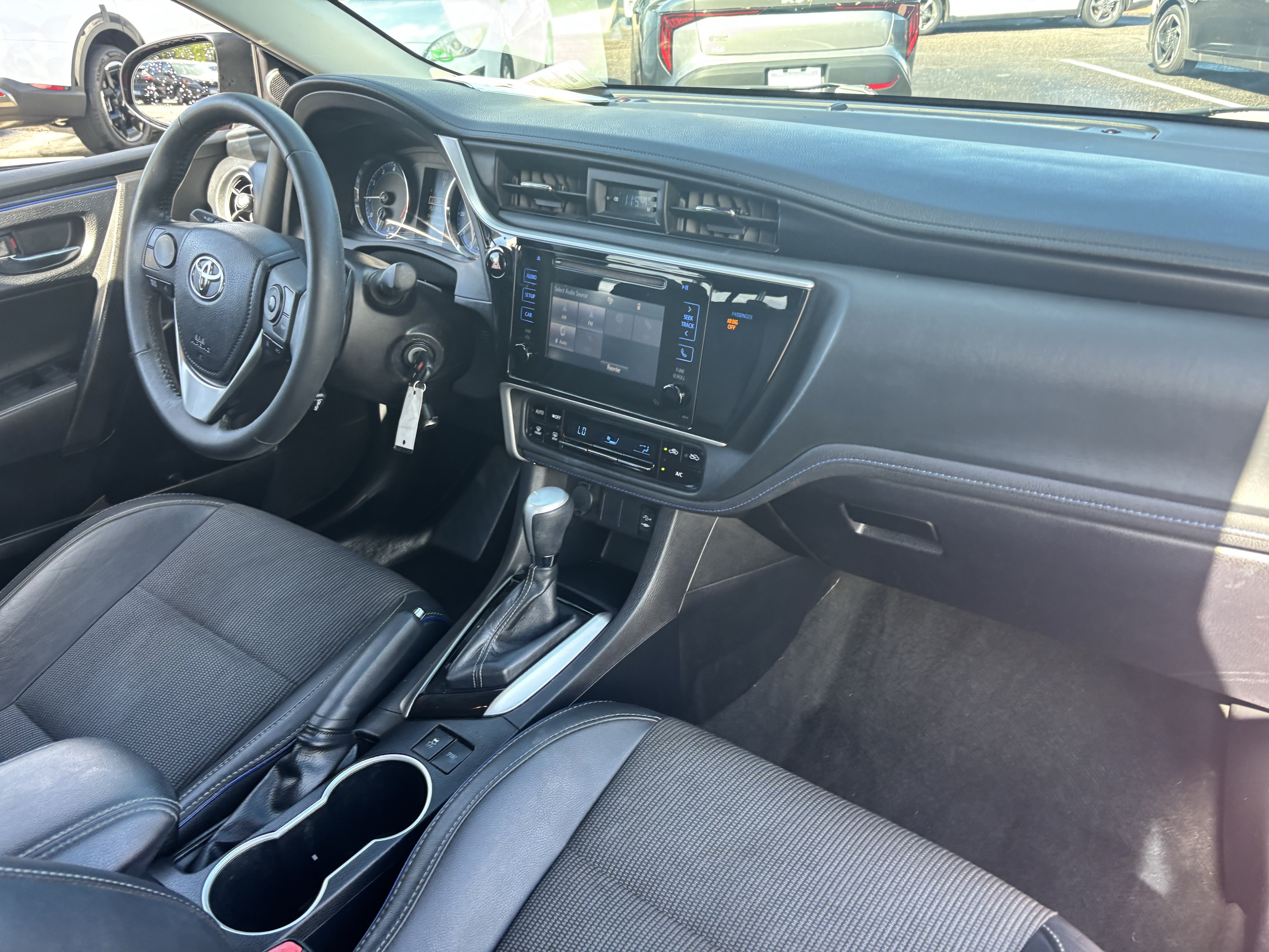 Used 2018 Toyota Corolla SE w/ Carpet Mat Package (TMS) FWD image 10