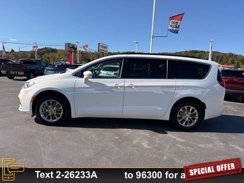 Used 2022 Chrysler Pacifica Touring-L image 8