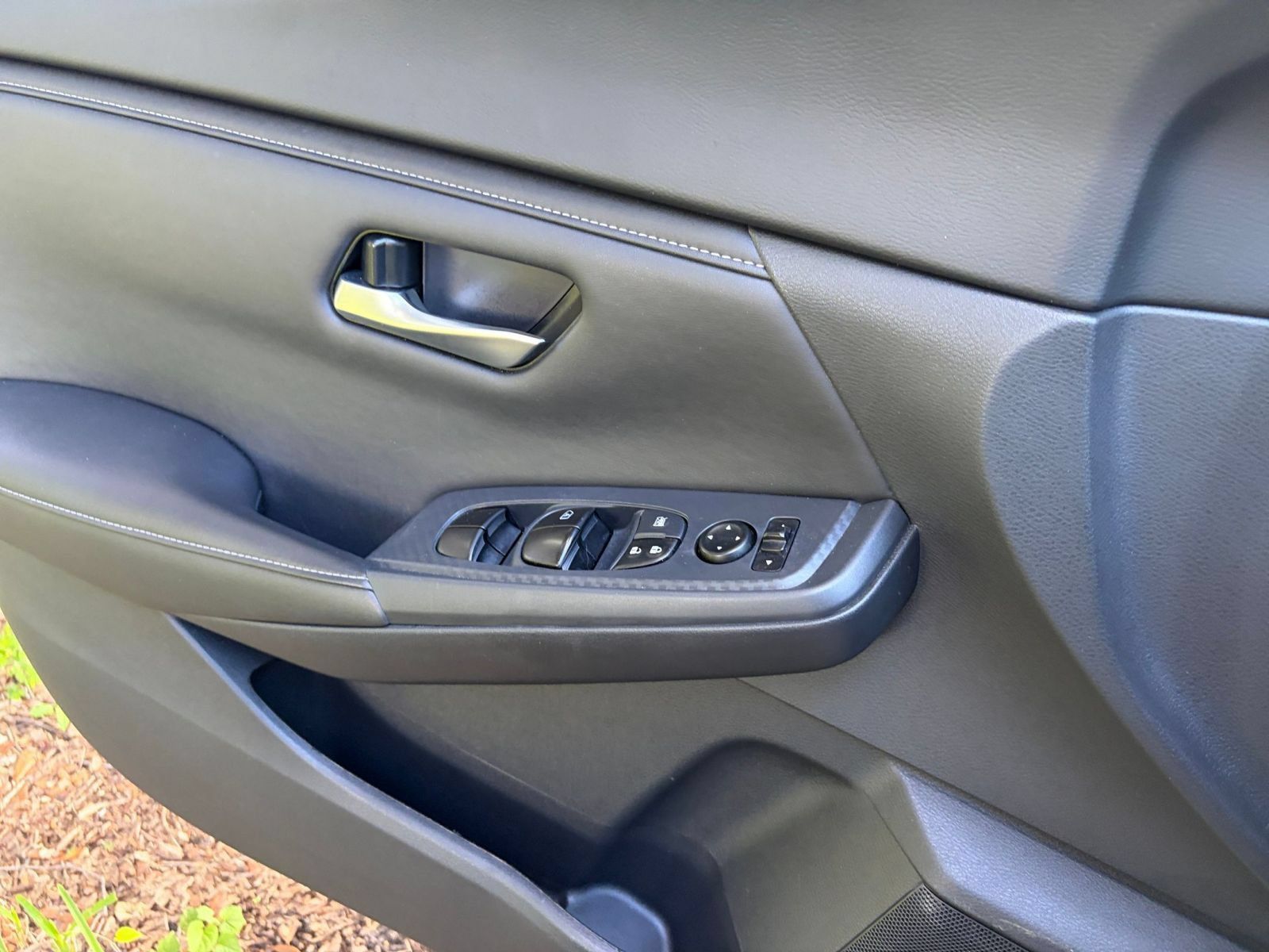 Used 2025 Nissan Sentra SV FWD image 18