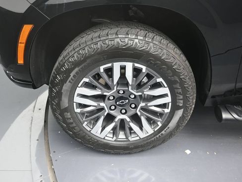 Used 2025 Chevrolet Suburban Z71 w/ Comfort Package AWD/4WD image 9