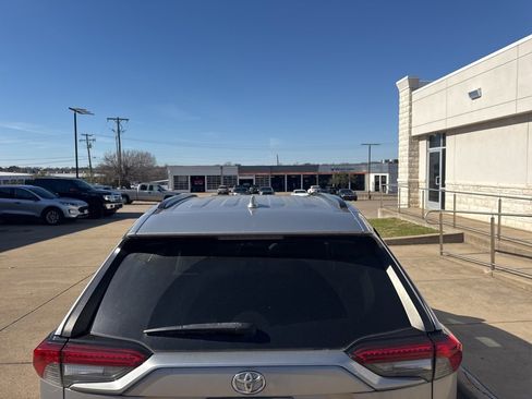 Used 2021 Toyota RAV4 XLE Premium image 5