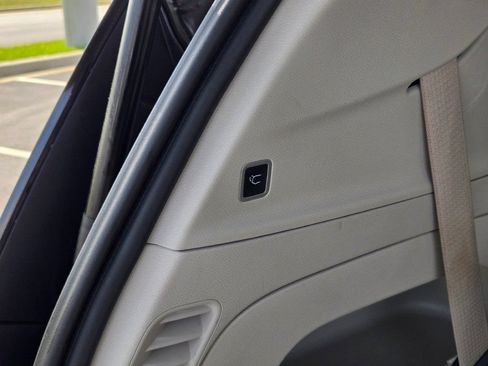 Used 2023 Chrysler Pacifica Touring-L FWD image 16