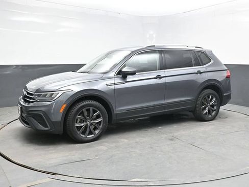 Used 2022 Volkswagen Tiguan SE w/ Panoramic Sunroof Package AWD/4WD image 3
