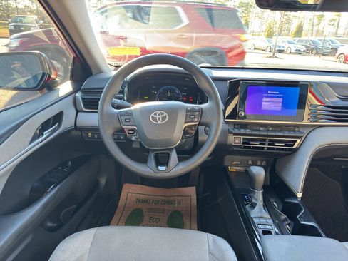 Used 2025 Toyota Camry LE w/ Convenience Package image 20