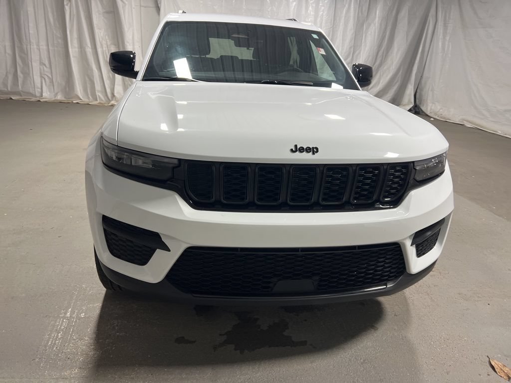 Used 2025 Jeep Grand Cherokee Altitude AWD/4WD image 2