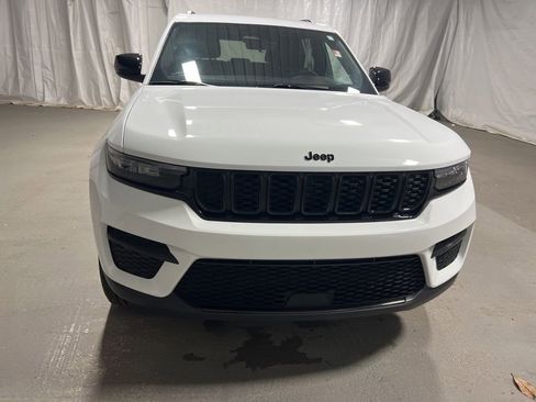 Used 2025 Jeep Grand Cherokee Altitude AWD/4WD image 2