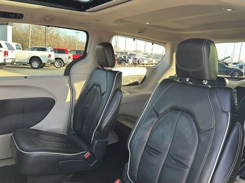 Used 2022 Chrysler Pacifica Limited image 42